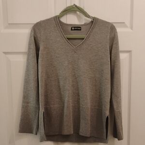 Gray V-neck Sweater By  Cable & Gauge Womans Size S